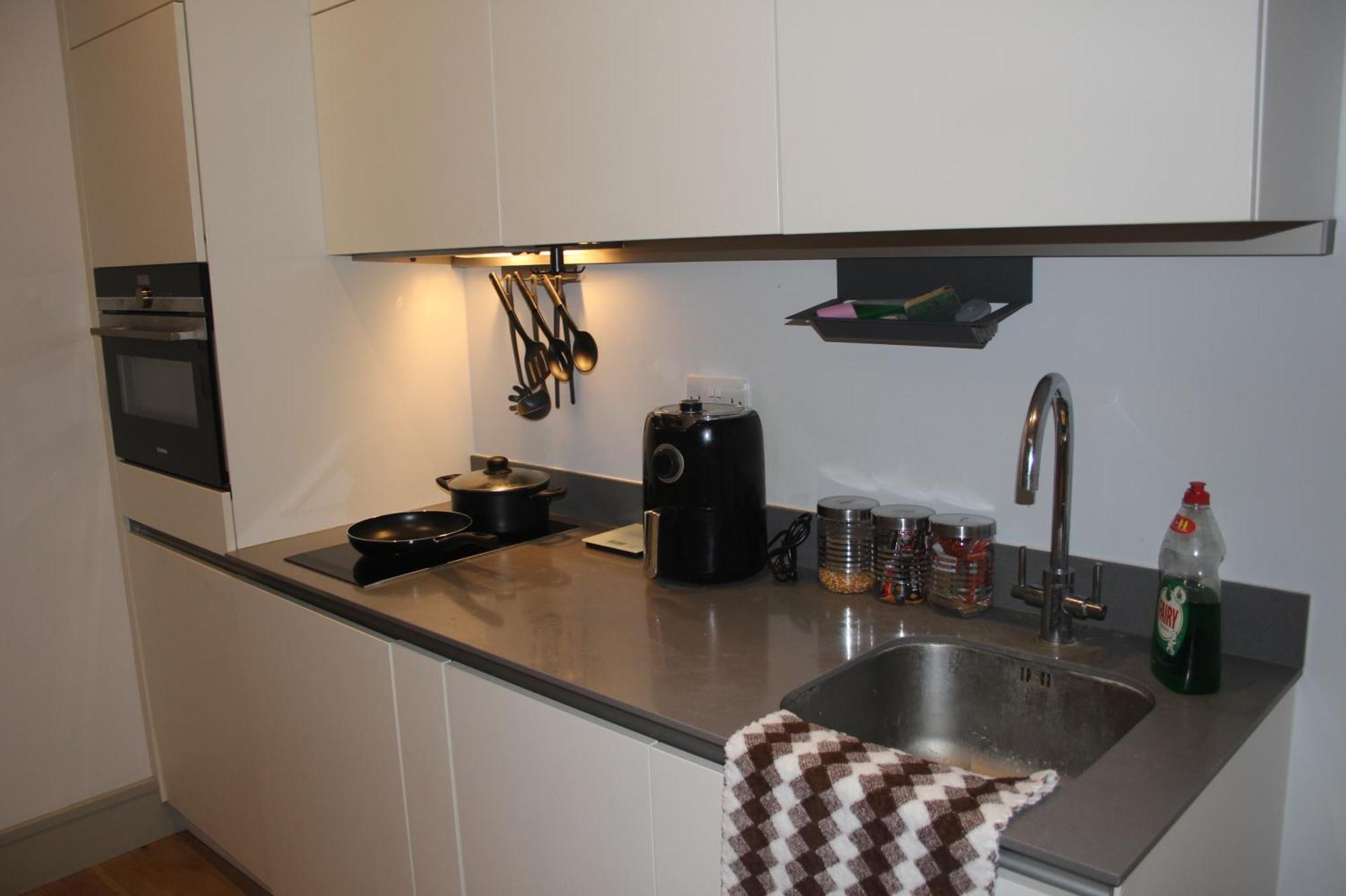Entire Flat Near Bridge * Londra